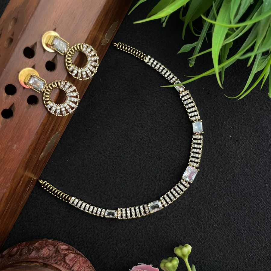 MINIMAL WHITE STONE PATTERN NECKLACE