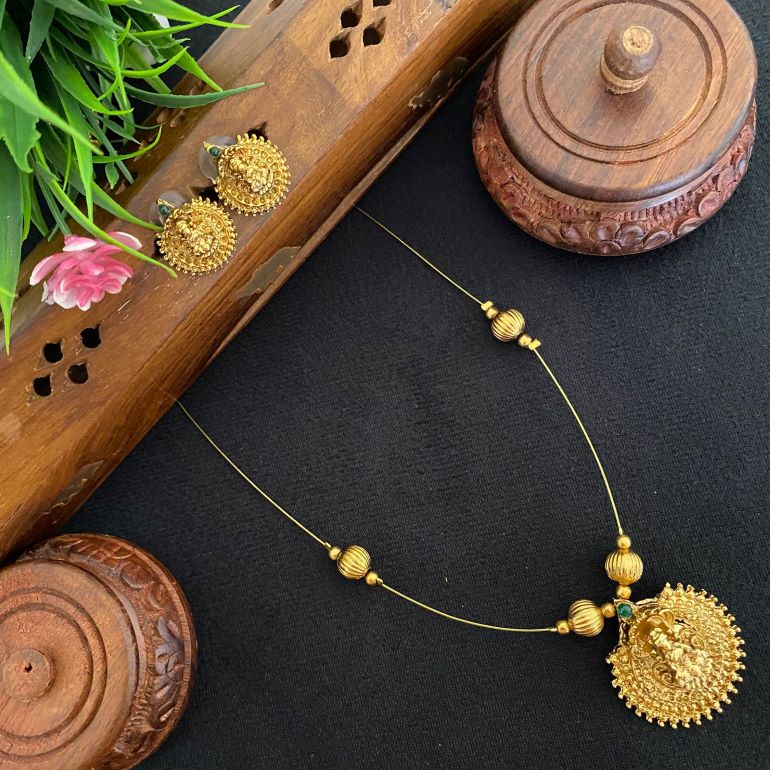ANTIQUE GOLD  INIVISIBLE LAKSHMI GREEN PENDANT CHA