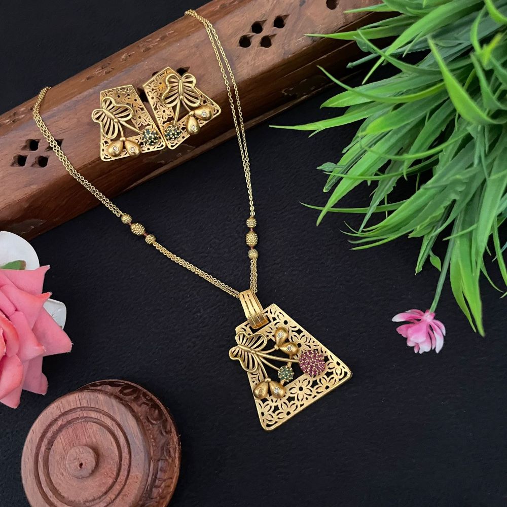 simple chain with pendant and earings 